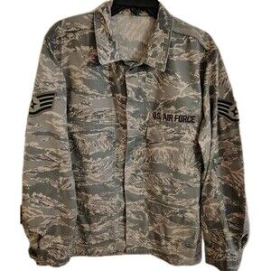 U.S. Air Force Camo Jacket Size L Button Pockets Patches
